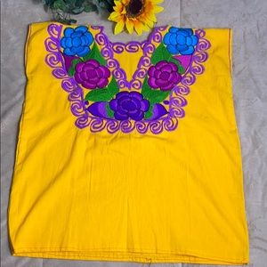 Blusa típica bordada